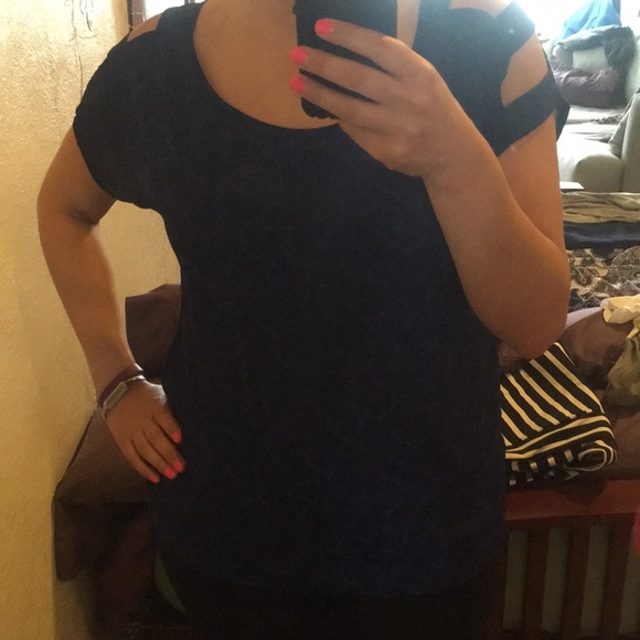 DONATED - Patterned ladder sleeve blouse - Picture 2 of 5